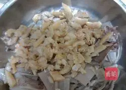 Illustration of how to make Hakka fried potato noodles in lettuce wraps 1