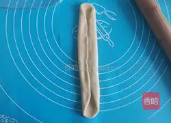 Illustration of how to make light cream caterpillar bread 8