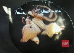 Seafood braised noodles illustration 3