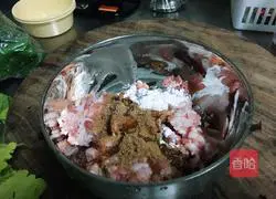 Illustration of how to make sour radish, kimchi and meatball soup 1