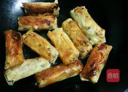 Illustration of how to make three-strand spring rolls 16