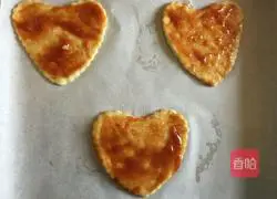 Illustration of how to make homemade mini love pizza 7