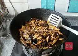 Illustration of making braised noodles with shredded mushrooms and chicken 6