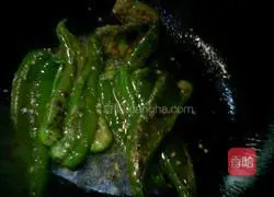 Illustration of how to stir-fry shredded pork with tiger skin and green pepper 4