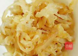 Illustration of how to make cold jellyfish and preserved eggs 1