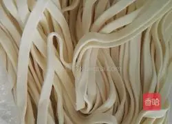Illustration of making braised noodles with mushrooms and eggs 1