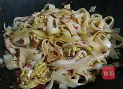 Illustration of how to make fried rice noodles with chopped pepper 6