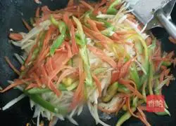Illustration of how to stir-fry shredded pork with potatoes and green pepper 4