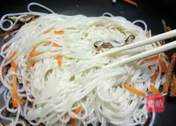 Illustration of how to make three-strand fried rice noodles (Cantonese style) 8