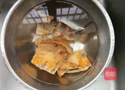 Illustration of how to make fish with distiller's grains 1