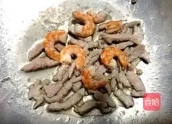 Illustration of how to make shredded pork with green onions 5