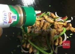 Illustration of how to make salt and pepper strips 17