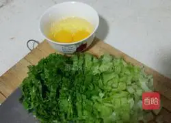 Illustration of how to make fried rice noodles with eggs, lettuce and rice noodles 3