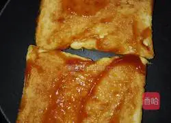 Illustration of how to make toast pizza with enough ingredients 2