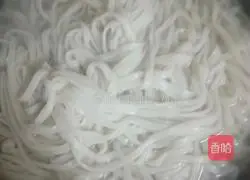 Illustration of making braised noodles with pickled cabbage 9