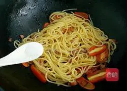 Illustration of how to make avocado and bacon pasta 7