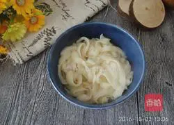 Illustration of how to make Datong knife-shaped noodles 12