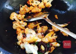 Illustration of how to make vegetables in dry pot 9