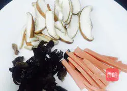 Illustration of how to make braised noodles with shrimps, ham, shiitake mushrooms 2