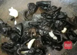  Illustration of how to make stir-fried Mushu Pork 4