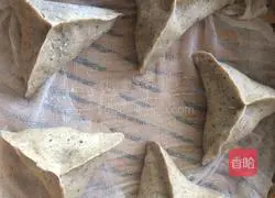 Illustration of how to make walnut sesame candy triangle 10