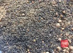 Illustration of how to make walnut and sesame candy triangle 6