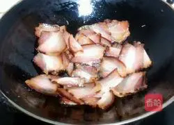 Illustration of how to make fried bacon with black bean sauce 2