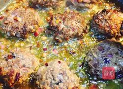 Illustration of how to make fried beef patties with red stew sauce 11