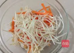 Illustration of how to make mung bean sprouts mixed with shredded chicken 6