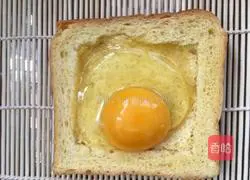 Illustration of how to make toast and egg pizza 3