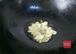 Illustration of how to make fried bacon with artemisia terrestris 6