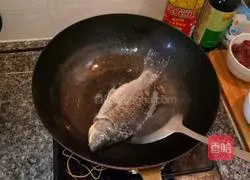 Illustration of how to make crucian carp, cabbage and tofu soup 1