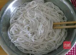 Illustration of homemade Yunnan small pot rice noodles 2