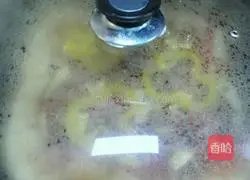 Mushrooms, Minced Pork and Ham Illustration of how to make pizza 10