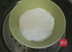 Illustration of how to make donkey roll with coconut paste 3