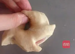 Illustration of how to make bacon bread 7