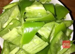 Illustration of how to make green pepper and spicy chicken 3