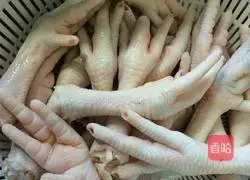 Illustration of braised pig trotters and chicken feet 3