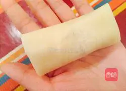 Illustration of how to make cabbage and pork spring rolls 7