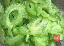 Illustration of how to make scrambled eggs with wolfberry and bitter melon 10