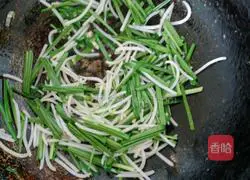 Illustration of how to make fried dumplings with silver sprouts 7