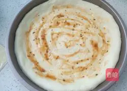 Nine inches Illustration of how to make seafood pizza 8