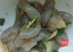 Illustration of how to make shrimp toast pizza 2