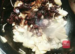 Illustration of making braised noodles with spring bamboo shoots and meat slices 6