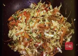 Illustration of how to make fried rice noodles with cabbage 8