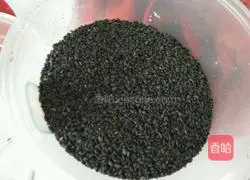 Illustration of making black sesame candy 1