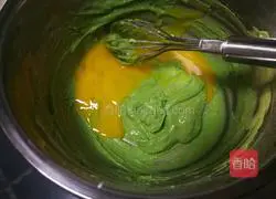 Illustration of how to make matcha mango cake roll 5