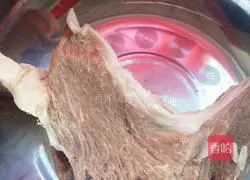 Illustration of how to make air-dried mutton noodles 1