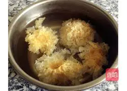 Illustration of how to make red dates, wolfberry and white fungus soup 1