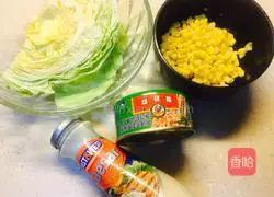 Illustration of how to make tuna cole salad 1
